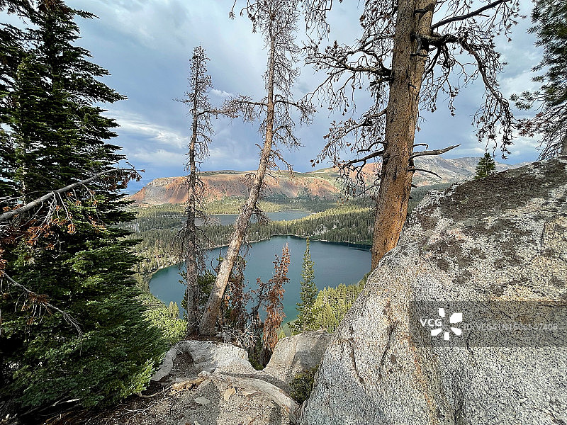 因约国家森林公园湖泊和周围群山的航拍景色图片素材