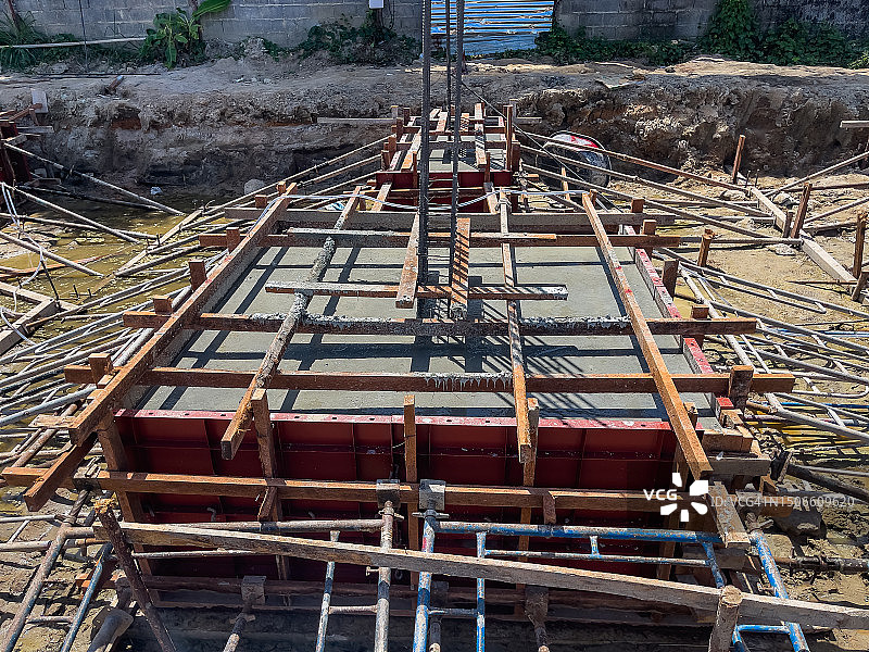 金属加固的整体基础航拍：新建场地上的混凝土桩基础图片素材