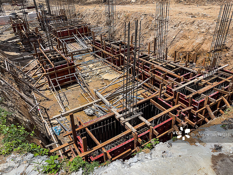 金属加固的整体基础航拍：新建场地上的混凝土桩基础图片素材