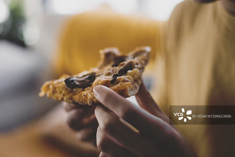 年轻男子享用新鲜披萨图片素材