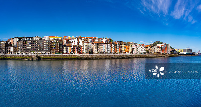 阳光明媚的比斯开巴斯克地区，毕尔巴鄂河畔葡萄牙莱特天际线图片素材