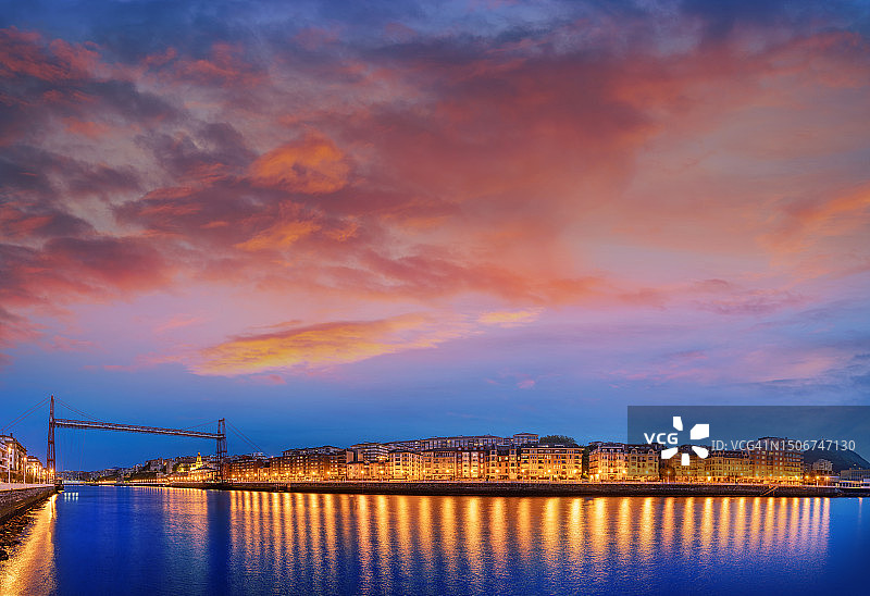 从葡萄牙莱特到格乔的维兹卡亚吊桥日落图片素材