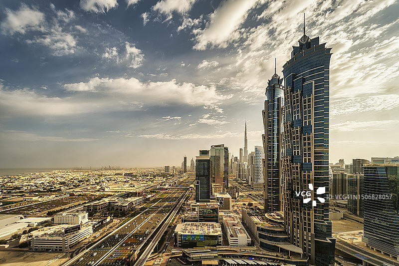迪拜商业湾摩天大楼鸟瞰图，阿拉伯联合酋长国图片素材