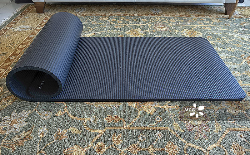 地毯上的普拉提垫特写图片素材