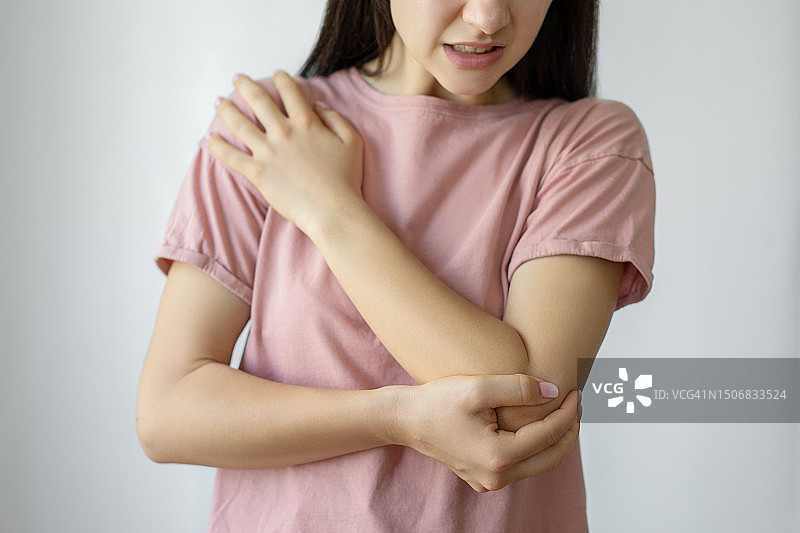 肘部疼痛的女人图片素材
