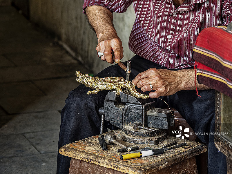 埃及开罗汗哈利利市场制作黄铜的工匠图片素材