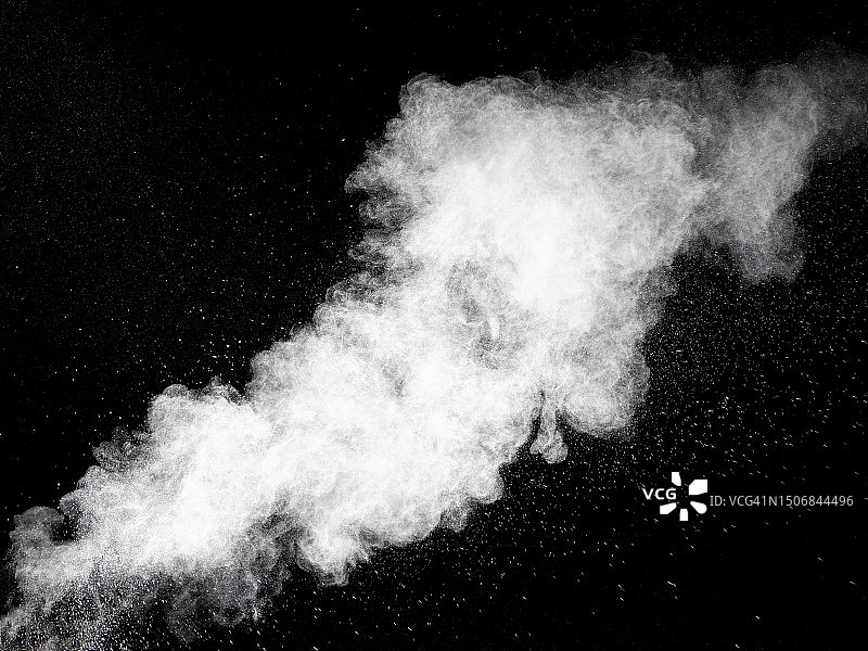 黑色背景上由灰尘和烟雾爆炸产生的冲击波图片素材