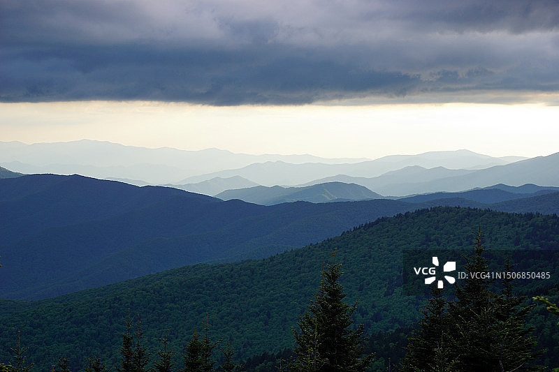 大雾山图片素材