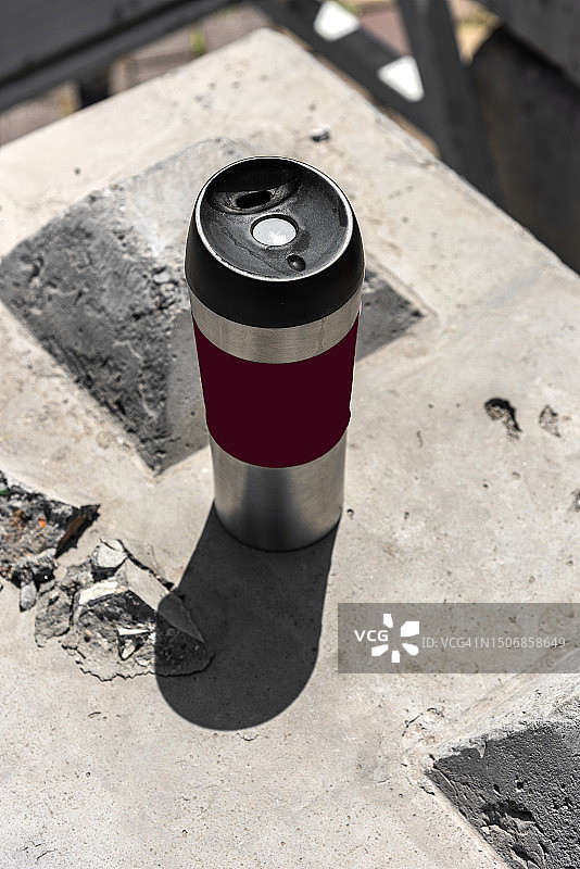 混凝土块上的保温瓶图片素材