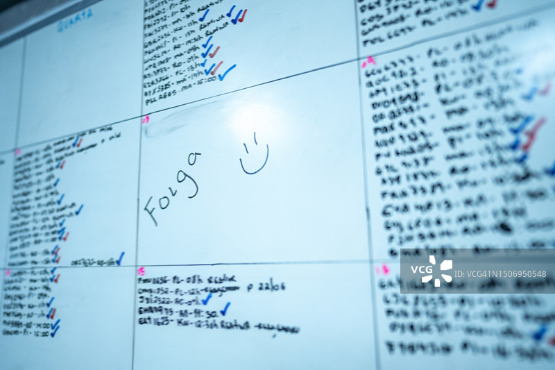 带有日程安排和休假记录的白板（葡萄牙语）图片素材