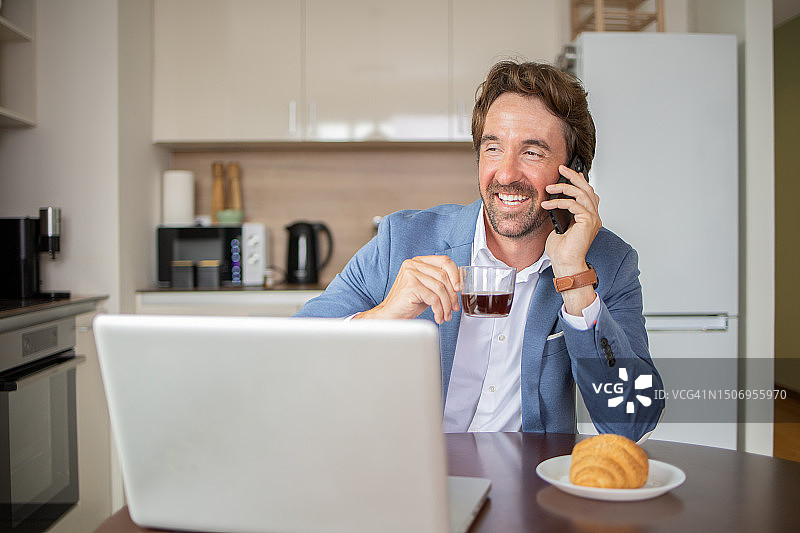 年轻人在家工作图片素材