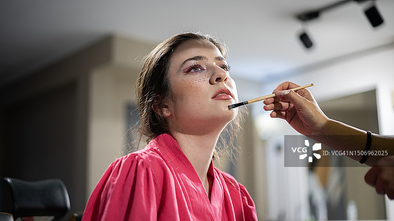 在美容中心化妆的漂亮女人图片素材