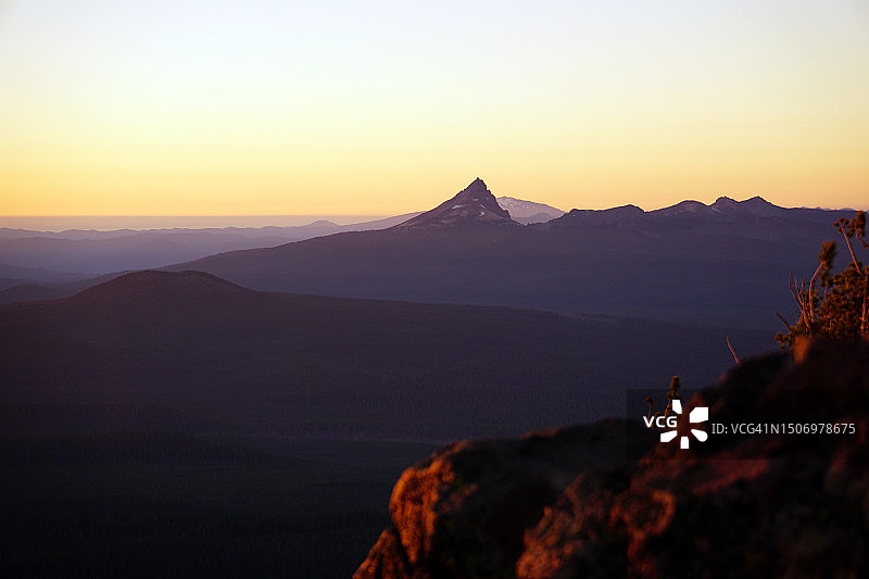 日落时分的火山口湖国家公园图片素材