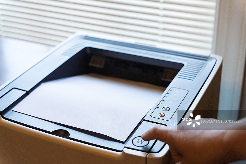 女子打开家庭办公室的打印机图片素材