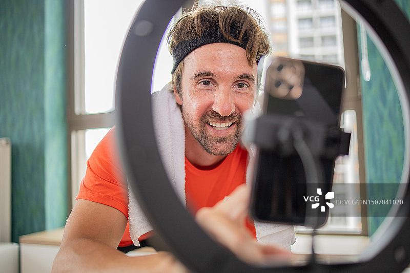 男人正在录制关于锻炼的视频博客图片素材