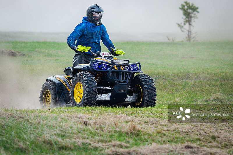 在泥土和灰尘中行驶的沙滩车、UTV、越野车、四轮驱动车辆。极限，刺激图片素材