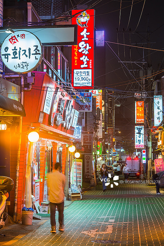 韩国首尔霓虹灯之夜：拥挤的购物街市中心城市景观3图片素材