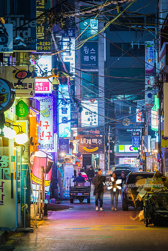 韩国首尔市中心拥挤的购物街霓虹夜景图片素材