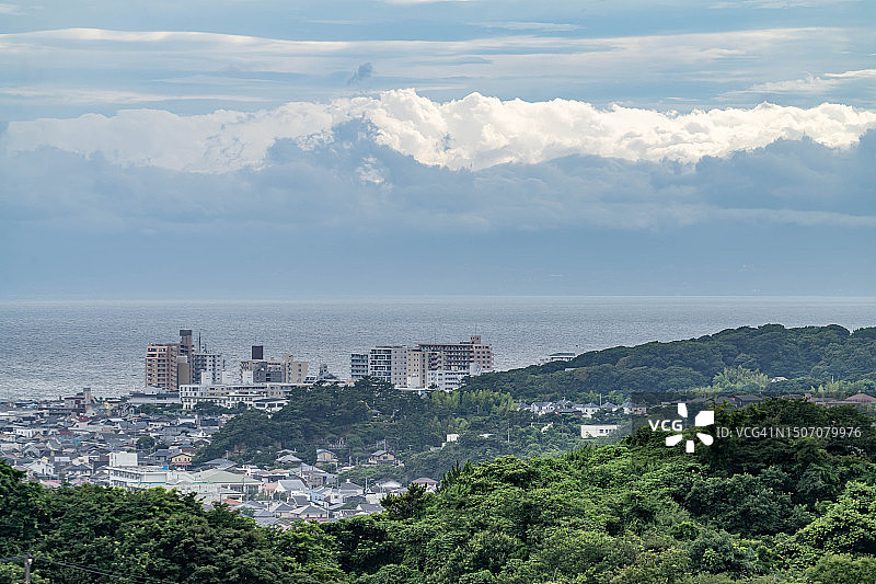 日本神奈川县海边住宅区上空的雨云图片素材