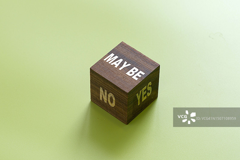 “是与否”概念骰子特写静物图片素材