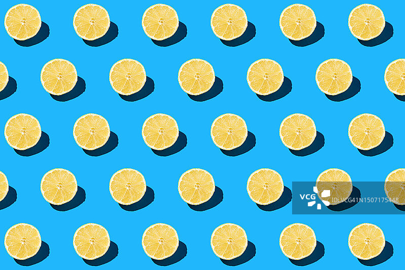 蓝色背景上的半个柠檬图案图片素材