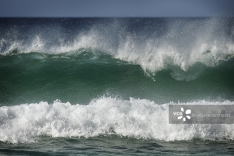 马尔维纳斯群岛桑德斯岛的双层海浪和飞溅的浪花图片素材