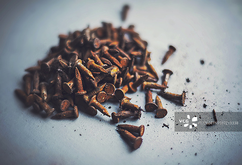 生锈的钉子堆图片素材