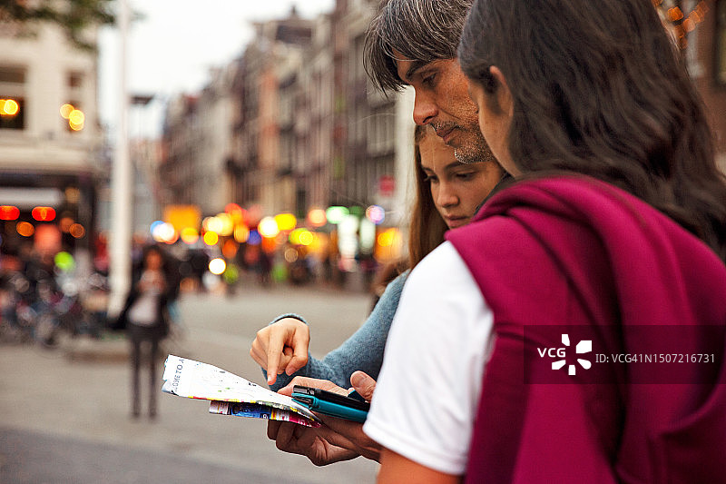 一家人看地图观光图片素材