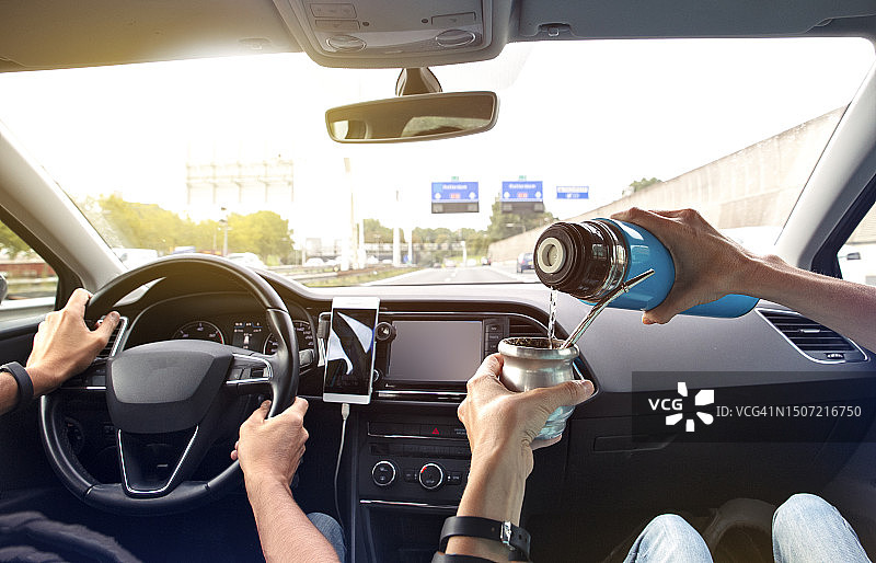 在车里旅行的幸福情侣图片素材