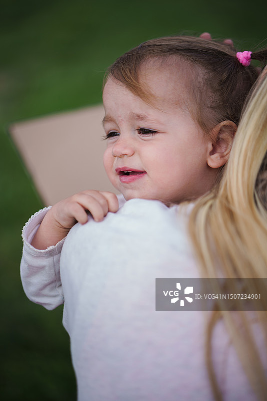 婴儿在妈妈的怀里图片素材