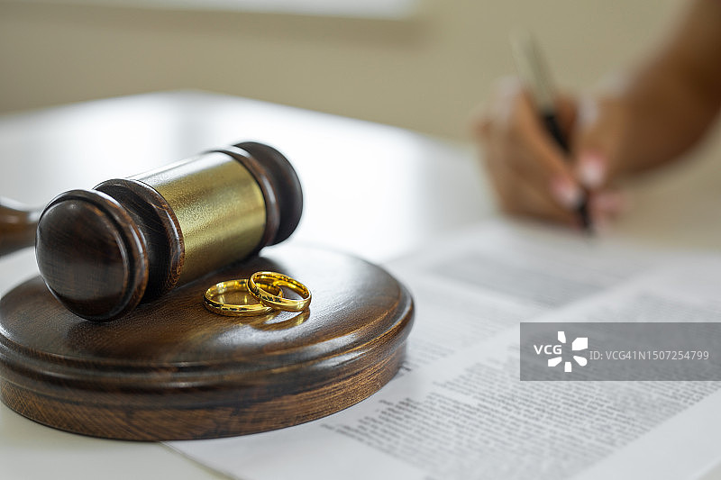 除草环和带人签署合同的木槌图片素材