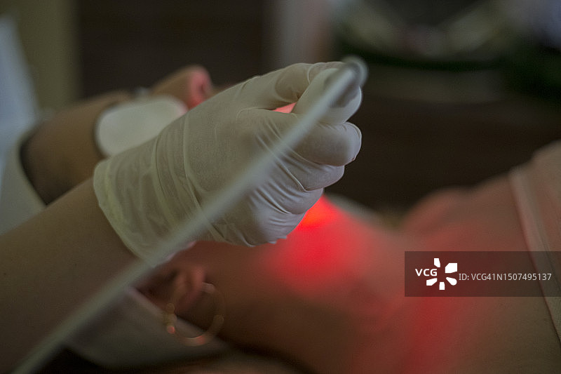 在水疗中心接受面部嫩肤护理的女人图片素材