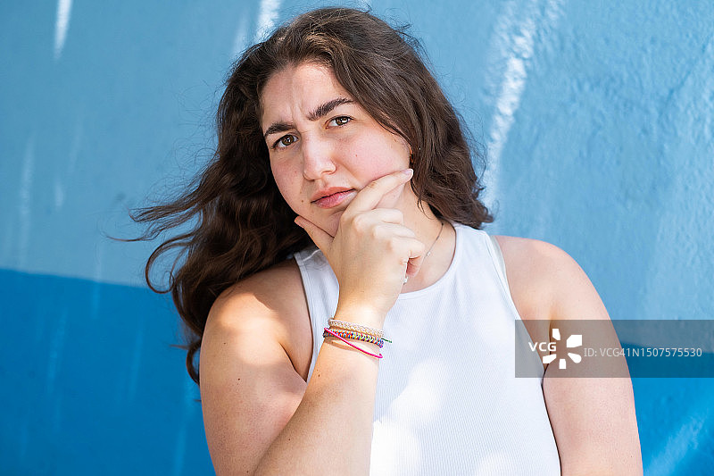 年轻女人沉思，思考，怀疑，犹豫，猜疑图片素材