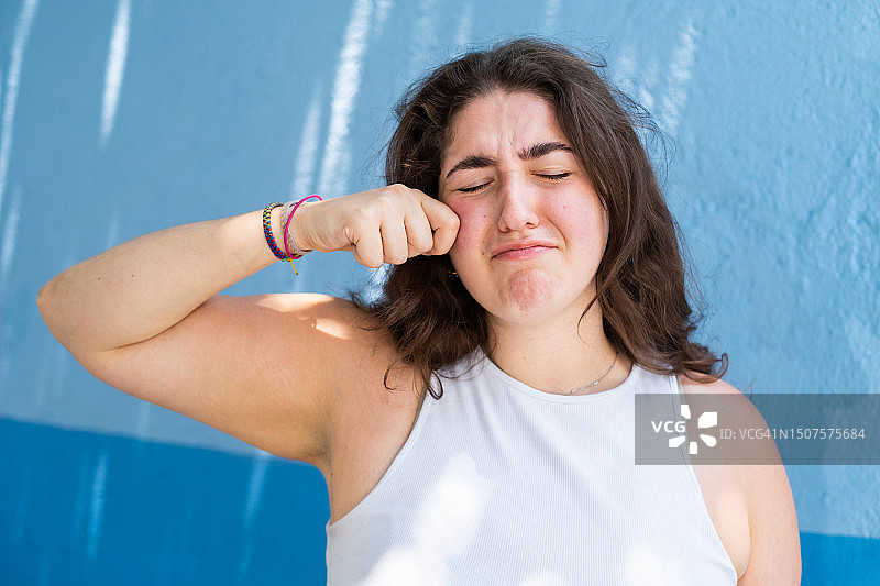 掩面哭泣的年轻女人图片素材