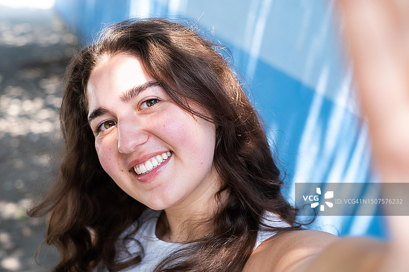 年轻女性在墨西哥城用手机自拍视角照片图片素材