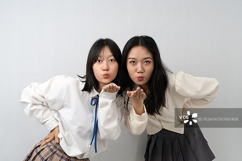 两位年轻的亚洲女性肖像图片素材