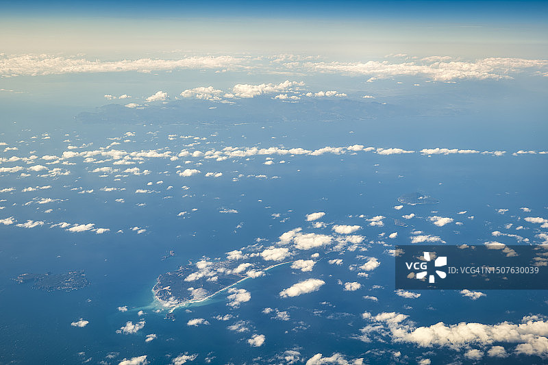 伊豆群岛（新岛、式根岛、利岛、宇出根岛、神津岛）、伊豆半岛、富士山顶及南阿尔卑斯山脉云海航拍图片素材