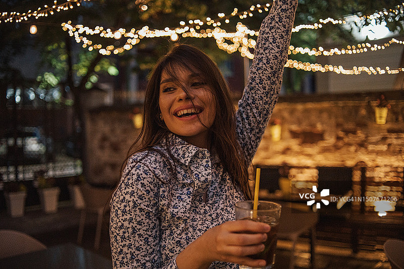 年轻女人在聚会上跳舞图片素材