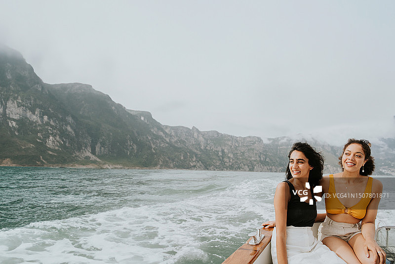 两名女人享受快艇之旅图片素材