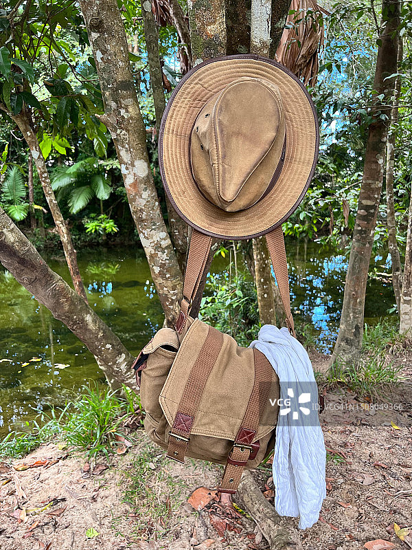 挂在树上的澳大利亚帽子、旅行包和白色围巾图片素材