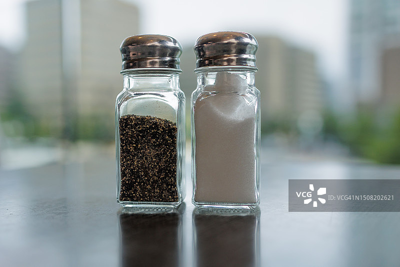 餐厅桌子上的盐和胡椒调味瓶图片素材