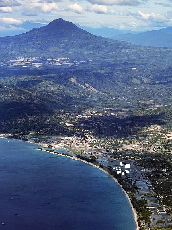 亚齐海岸和塞拉威火山图片素材