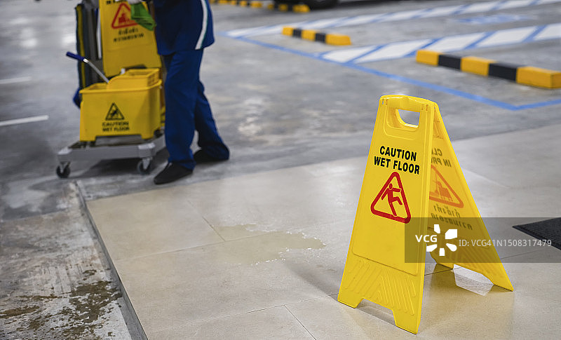 地面上的黄色湿滑地面警告标志图片素材