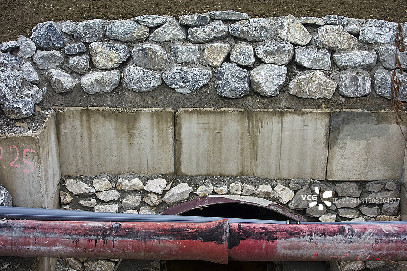 管道和小桥上方的岩石装饰图片素材