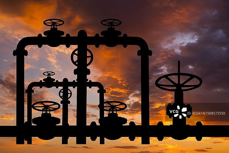 日落时分的天然气管道和阀门图片素材
