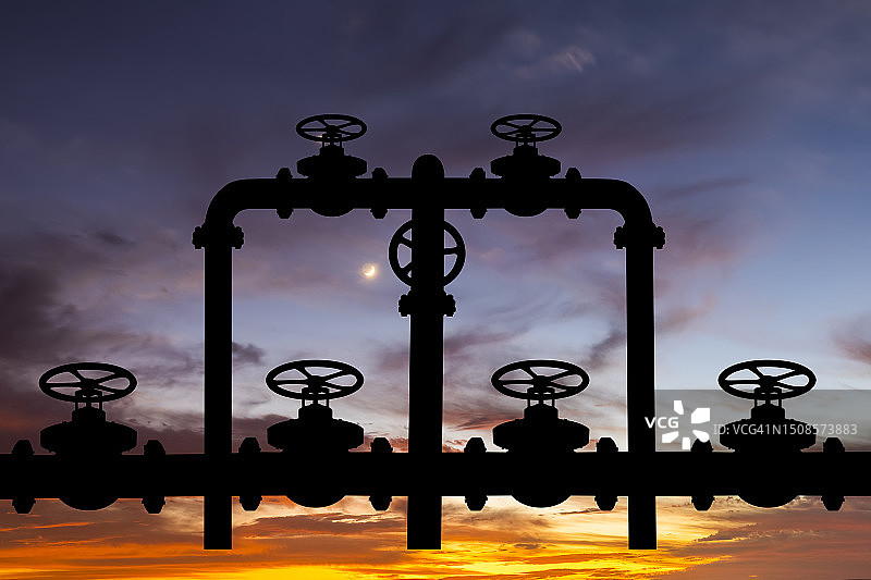 日落时分的天然气管道和阀门图片素材