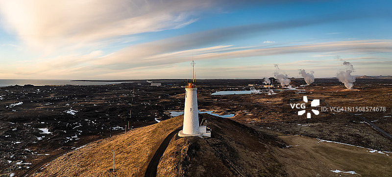 冰岛日落时分海边的灯塔航拍图片素材