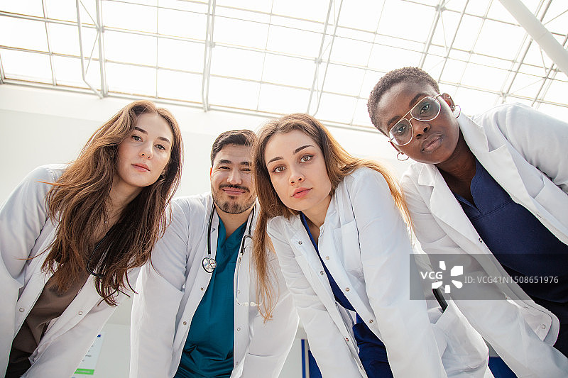 四位表情严肃的医生向下看图片素材