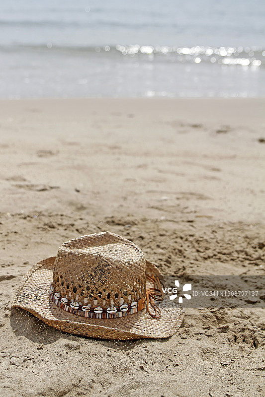 海滩上的草帽图片素材