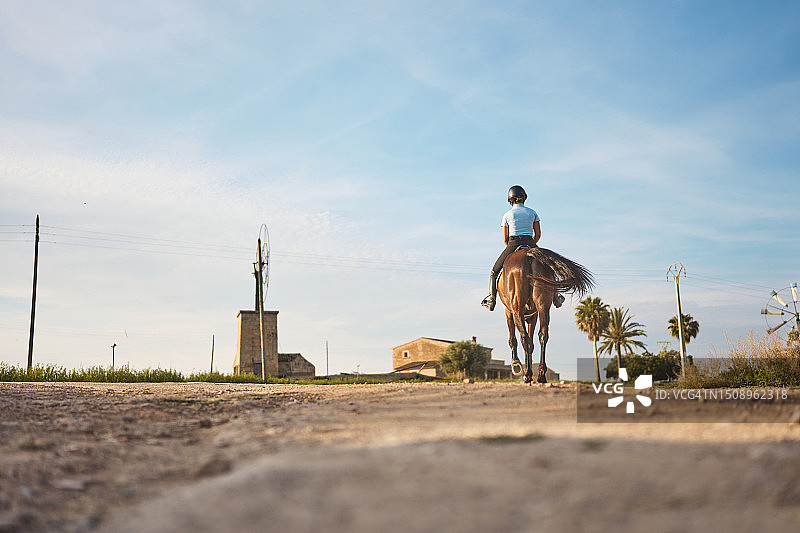骑马人物的后视图图片素材